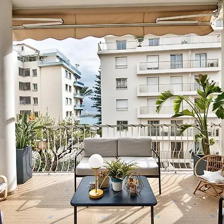On The Seafront, Parking! Homestay