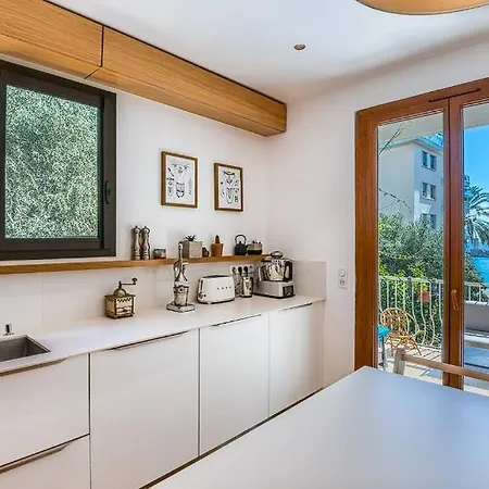 ホームステイ On The Seafront, Parking! *